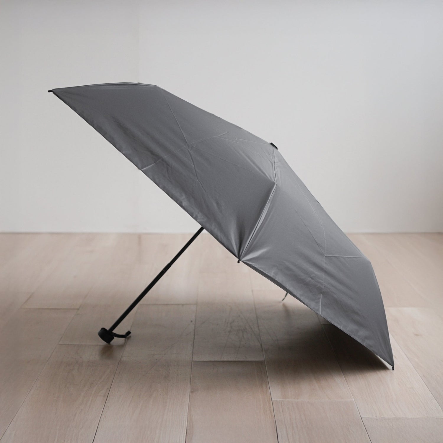Suitable for both sunny and rainy days Easy to open and close 55cm