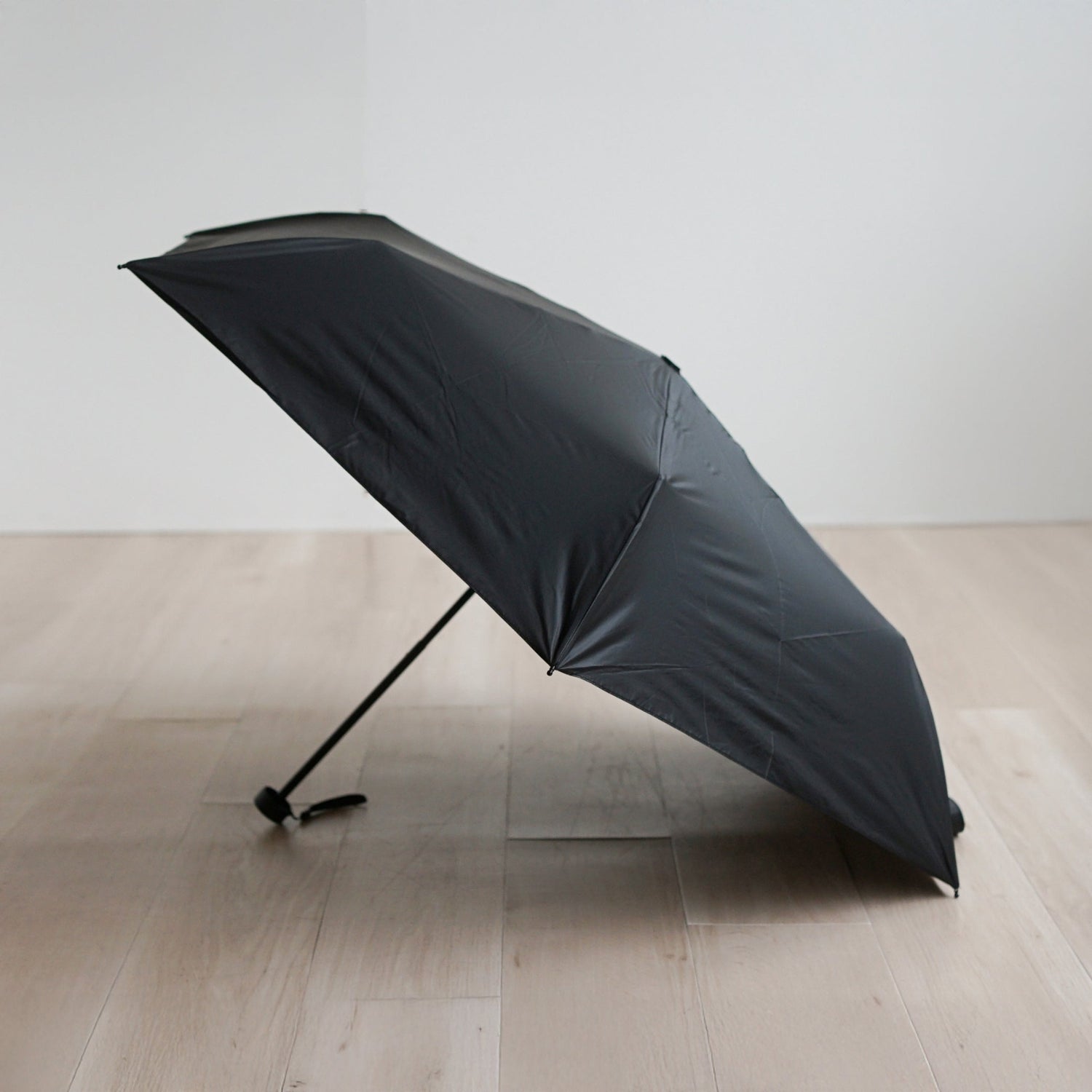 Suitable for both sunny and rainy days Easy to open and close 55cm
