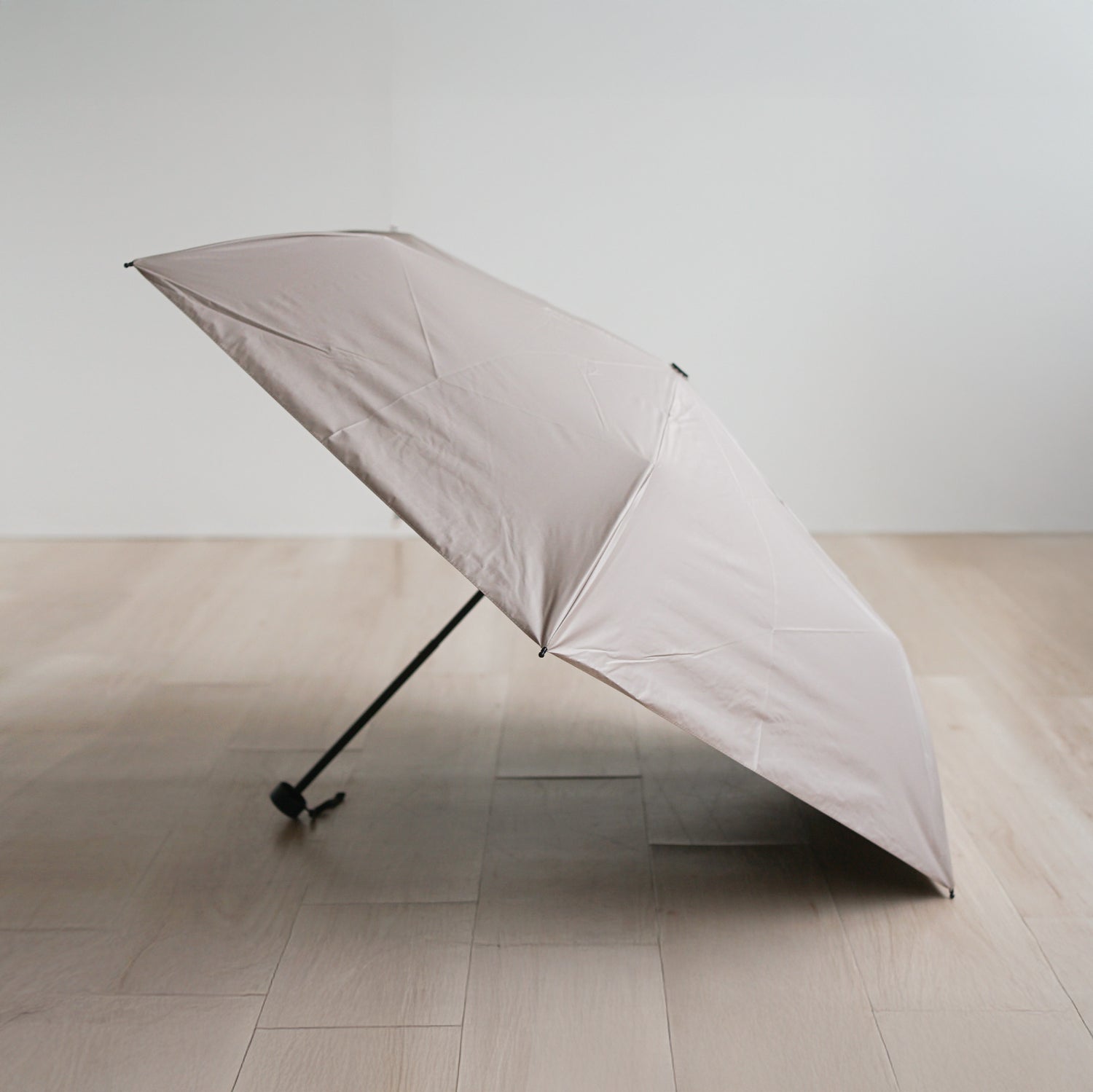Suitable for both sunny and rainy days Easy to open and close 55cm