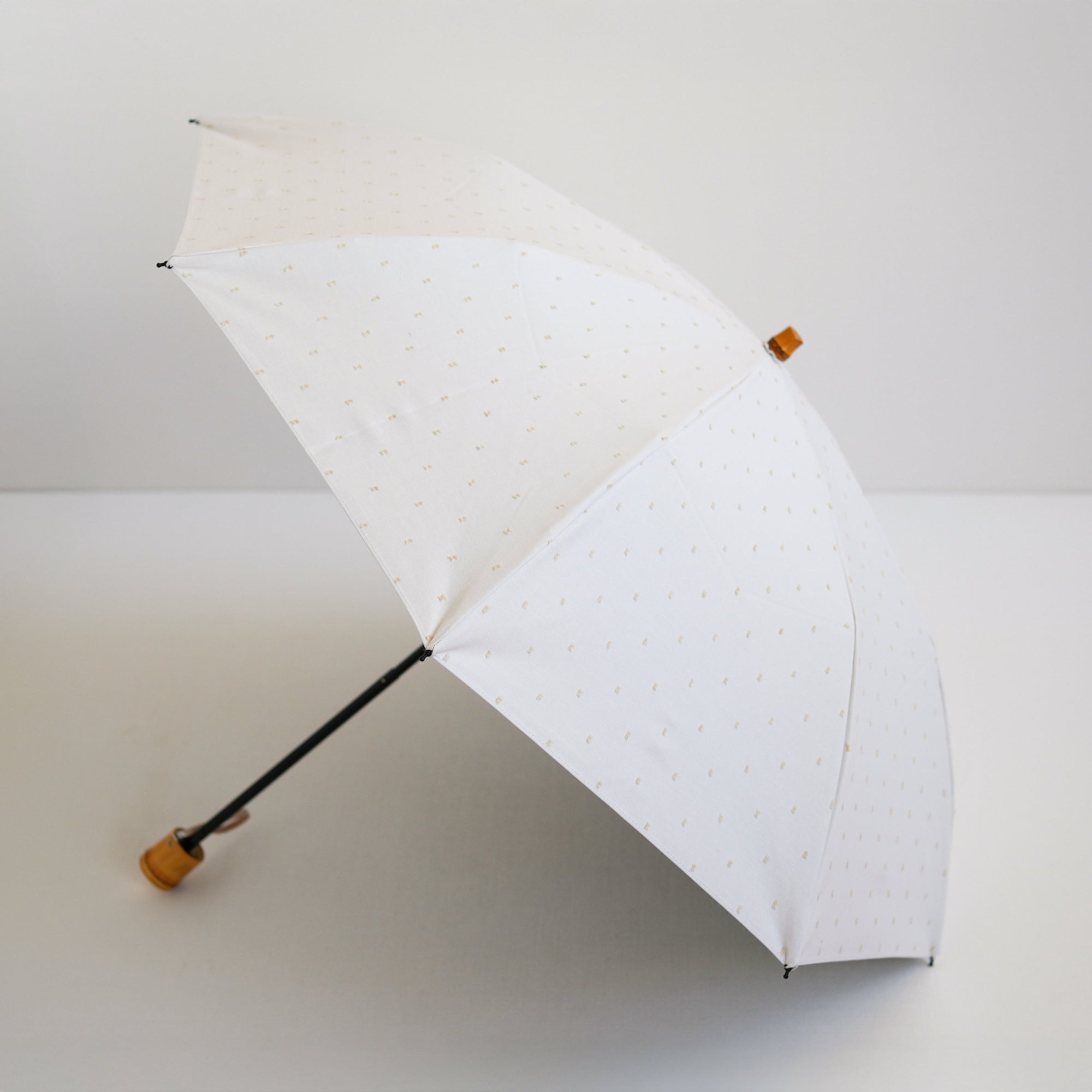 折りたたみ傘 レディース 晴雨兼用傘 遮光・遮熱 2段折り 小宮商店　Fringe Dot Shade　オフホワイト(竹コンパクトタイプ)