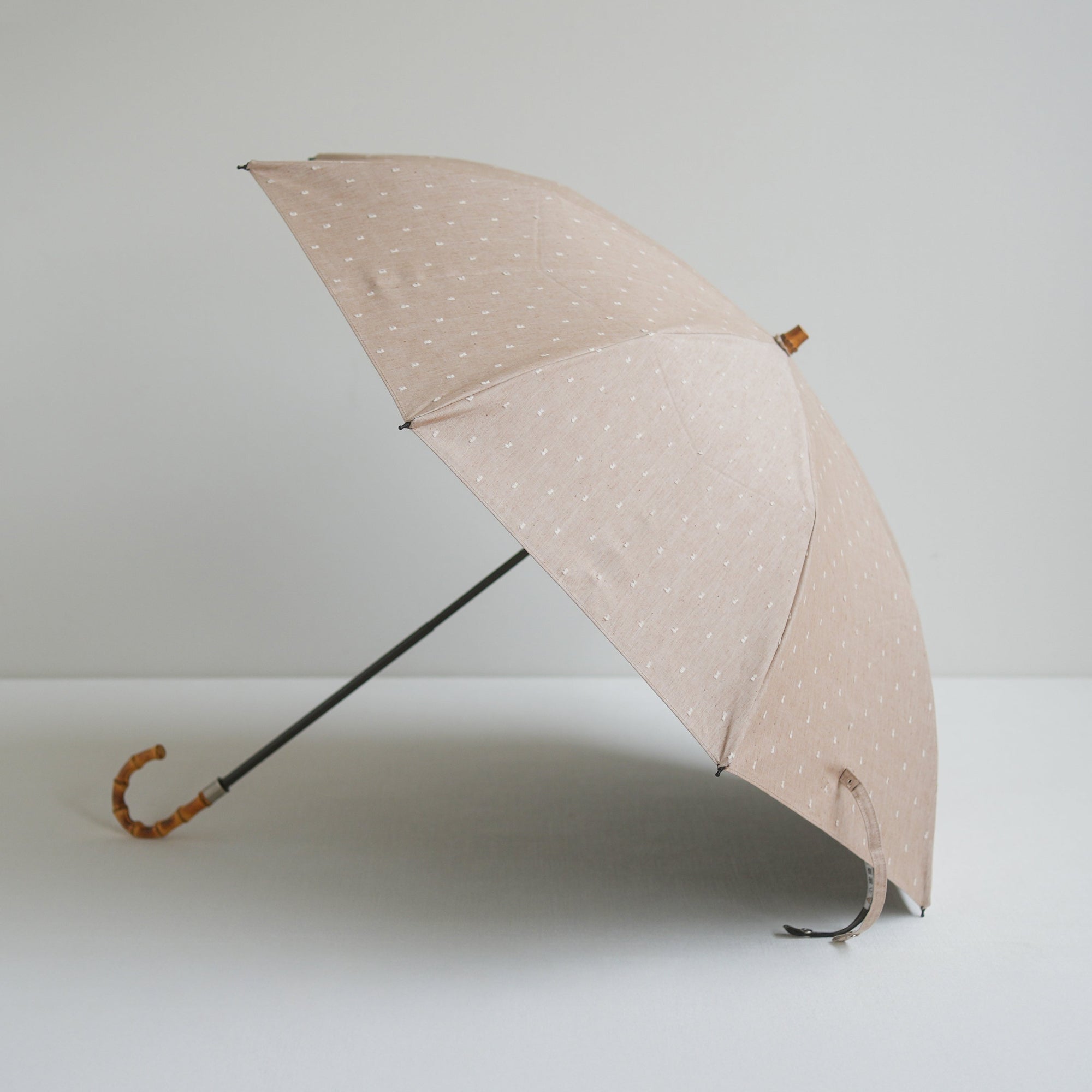 折りたたみ傘 レディース 晴雨兼用傘 遮光・遮熱 2段折り 小宮商店　Fringe Dot Shade　ベージュ(竹まがりタイプ)