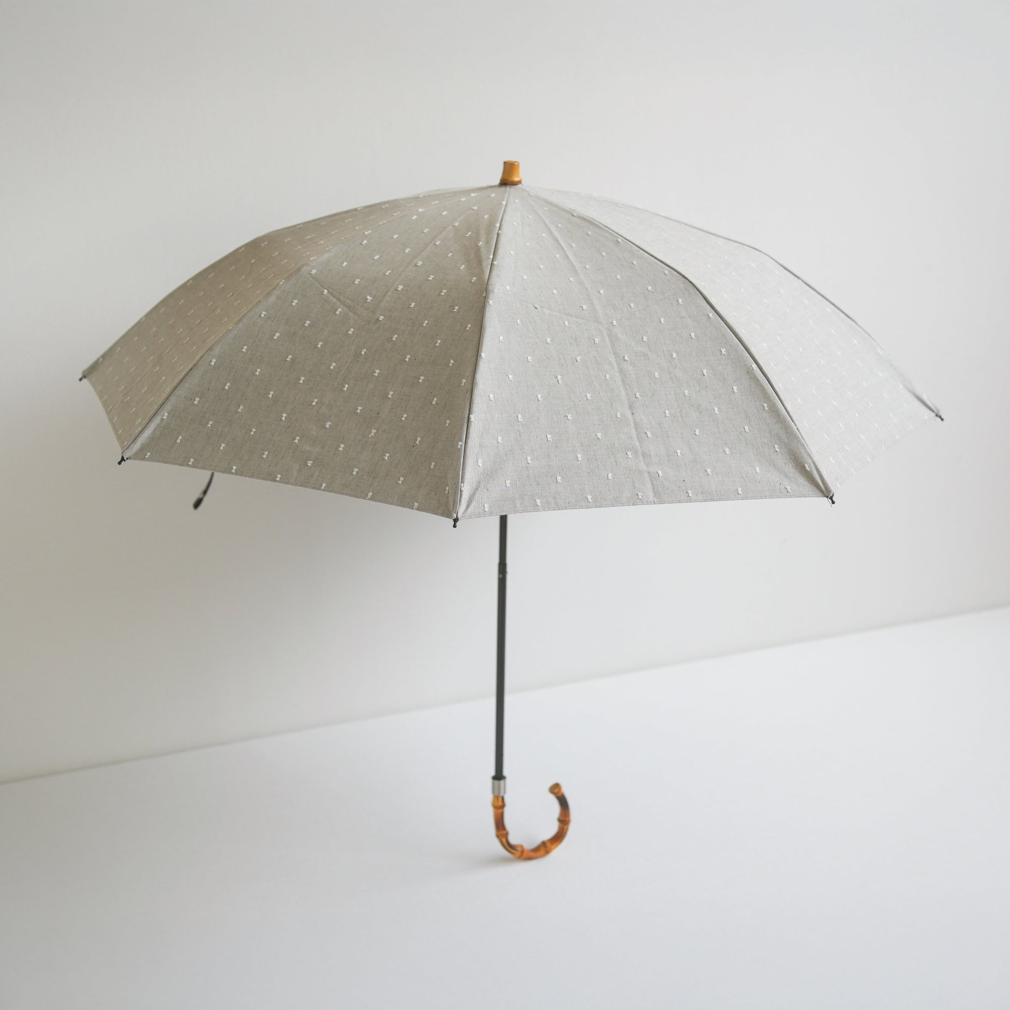 折りたたみ傘 レディース 晴雨兼用傘 遮光・遮熱 2段折り 小宮商店　Fringe Dot Shade　ライトグレー(竹まがりタイプ)