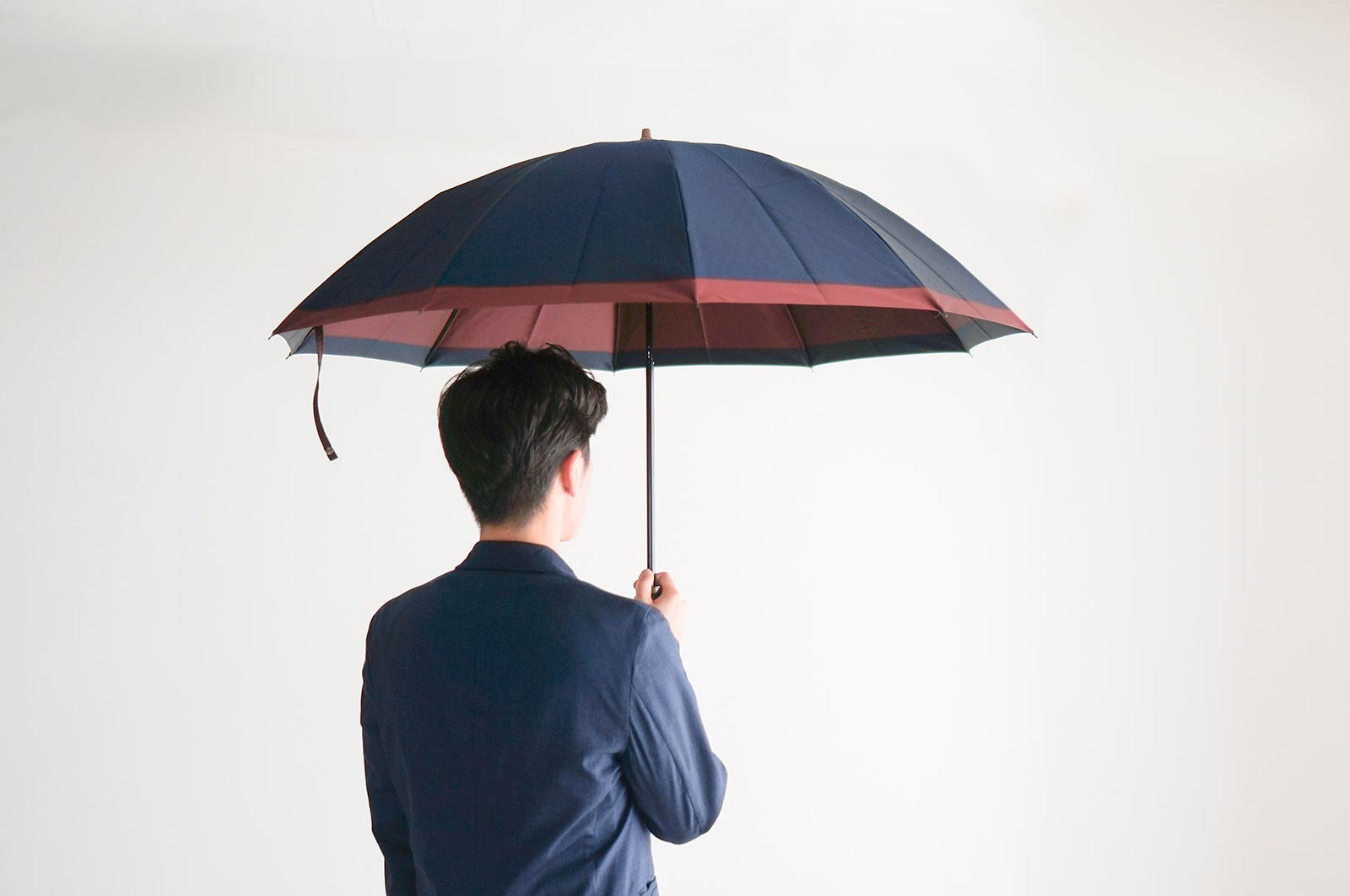 折りたたみ傘 メンズ 雨傘 淵のラインがファッションのアクセントに